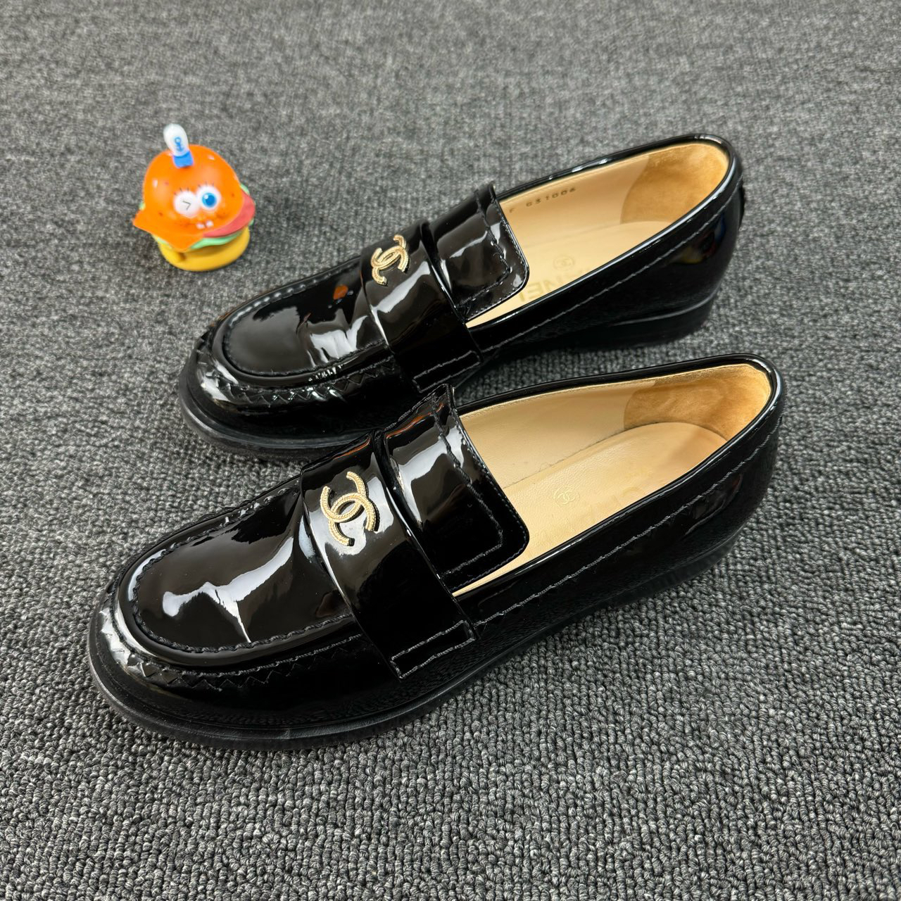 Chanel香奈儿双C漆皮乐福鞋 尺码：36.5 HB922