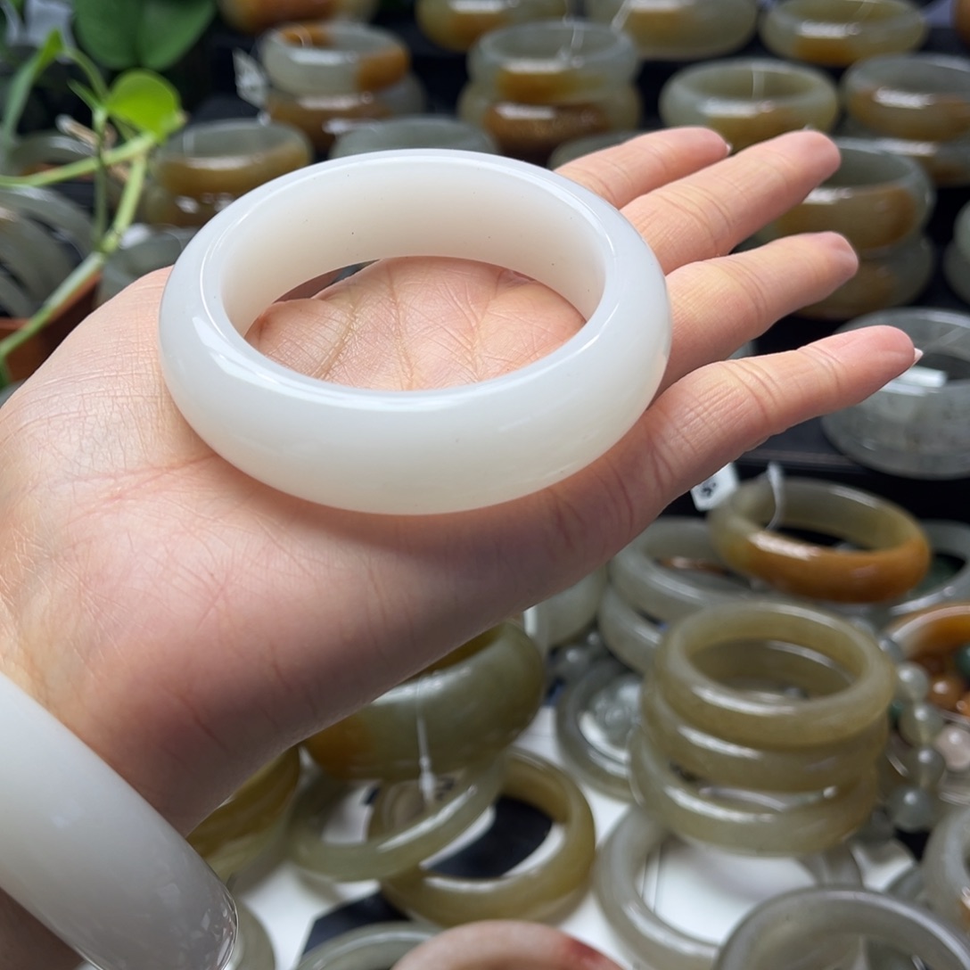 玉***梦石英质玉未镶嵌手镯