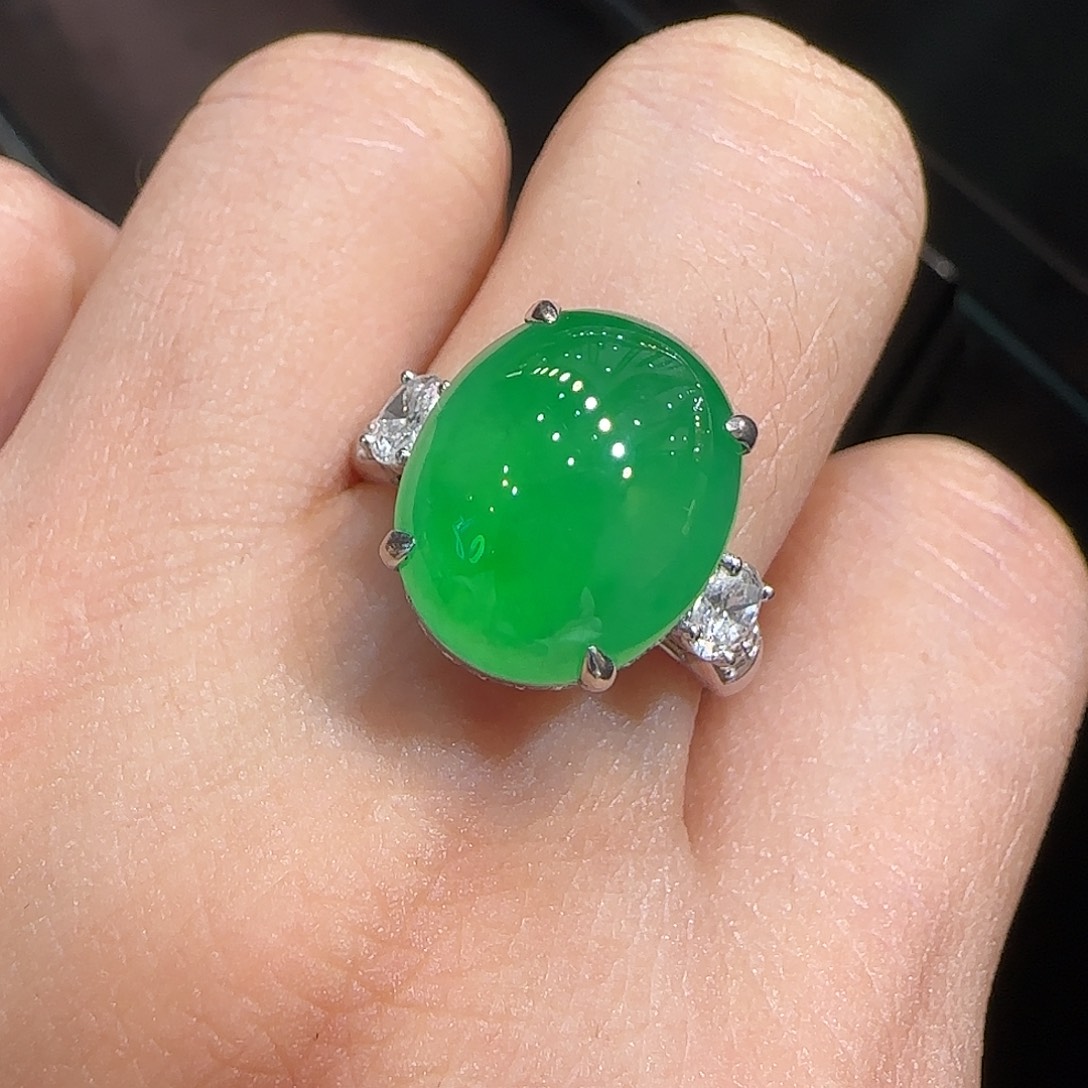 翡翠18K金镶嵌戒指蛋面