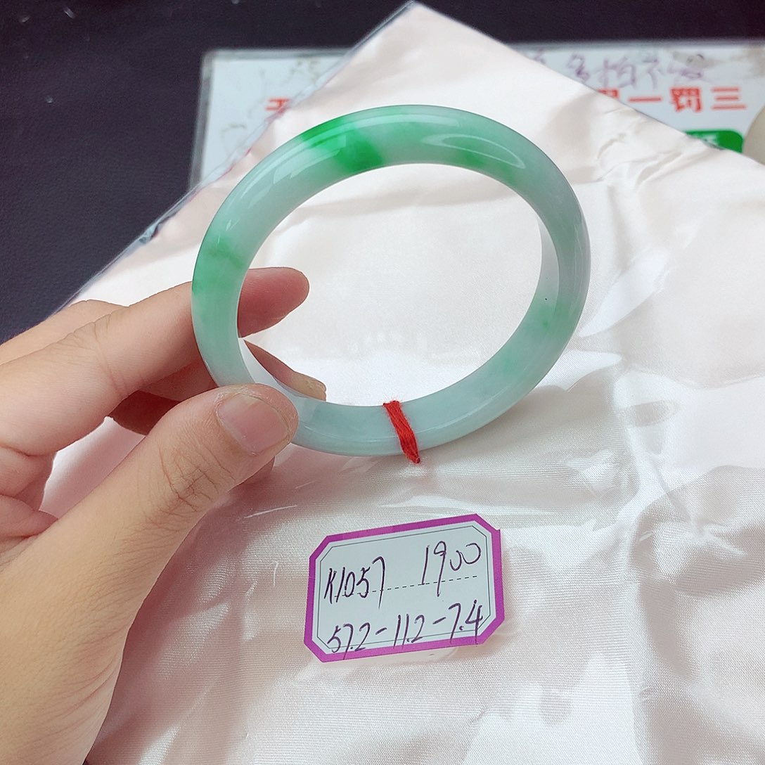 翡翠手镯未镶嵌翡翠