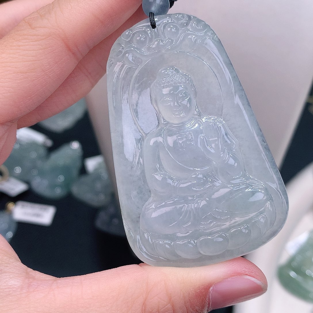 颈饰18K金镶嵌翡翠高冰大日如来