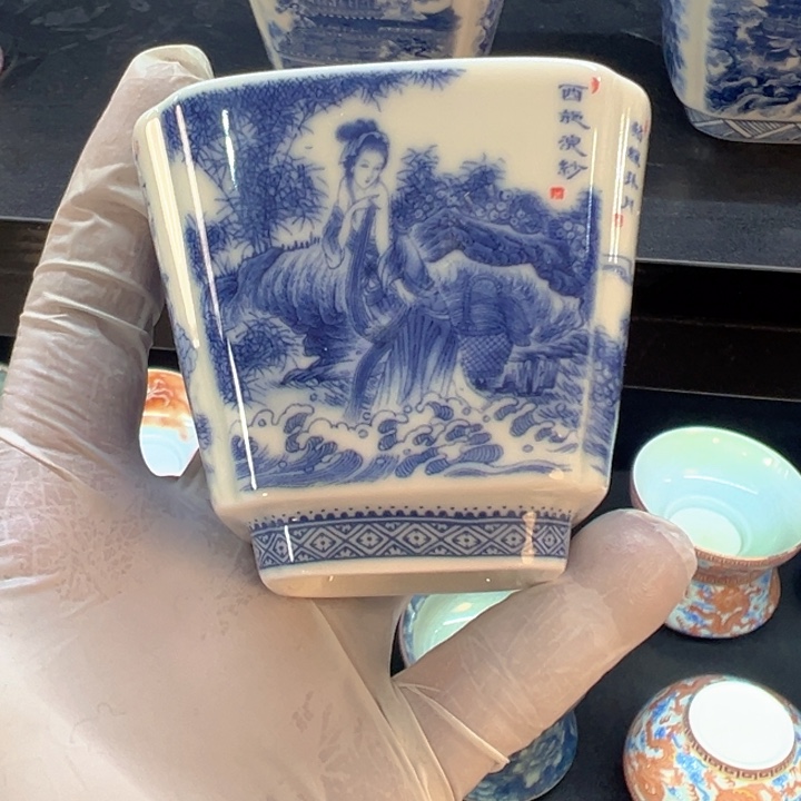 瓷片白青花美女四方杯主人杯