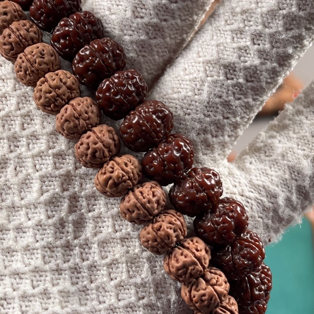 辣***蛋金刚菩提吊坠老树王手持