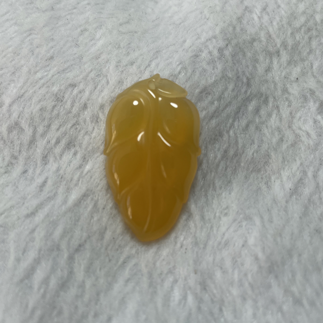 黄龙玉金枝玉叶吊坠