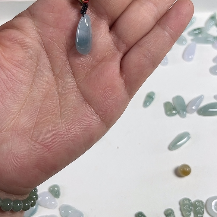 吹***。翡翠未镶嵌颈饰福瓜