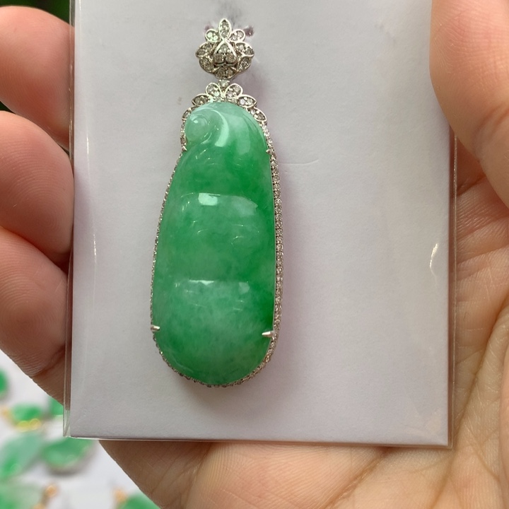 翡翠颈饰18K金镶嵌翡翠吊坠