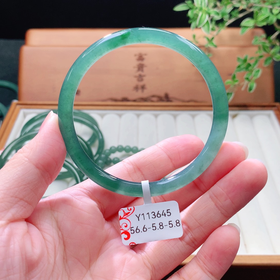 未镶嵌手镯（圆镯）翡翠