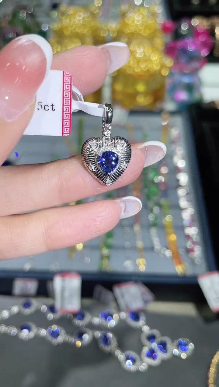 18K金镶嵌天然蓝宝石吊坠爱心款