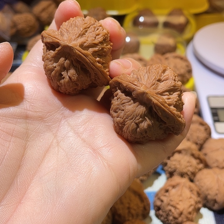 金***光吊坠桃核南疆石……