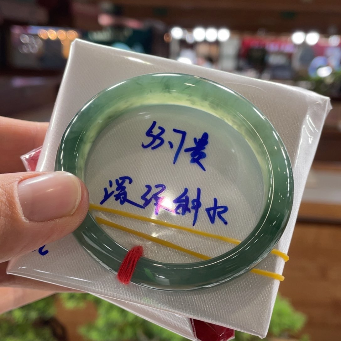 翡翠手镯未镶嵌翡翠