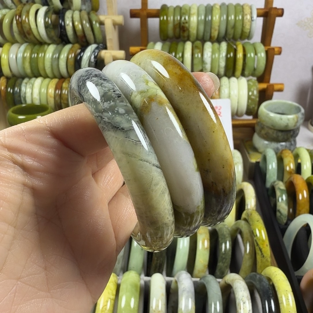 陈***荥蛇纹石玉未镶嵌手镯