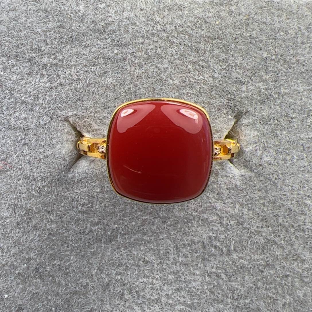 18K金镶嵌戒指南红玛瑙