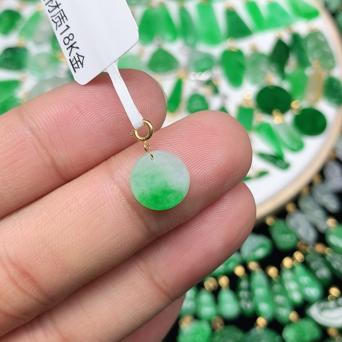 翡翠配石18K金扣头 小巧精美飘阳绿小圆牌