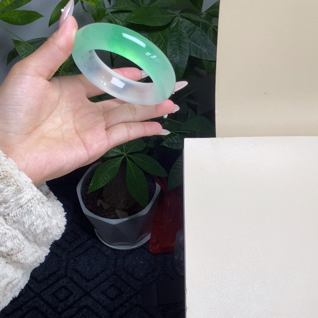 S***N玉时尚飘花手镯55圈口 Q