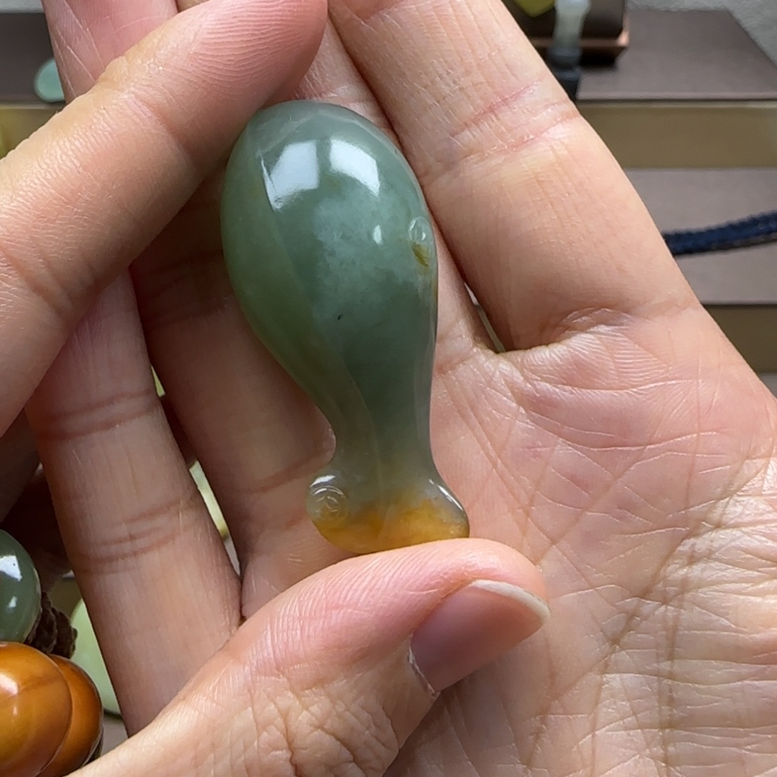 王***鱼蛇纹石玉未镶嵌颈饰