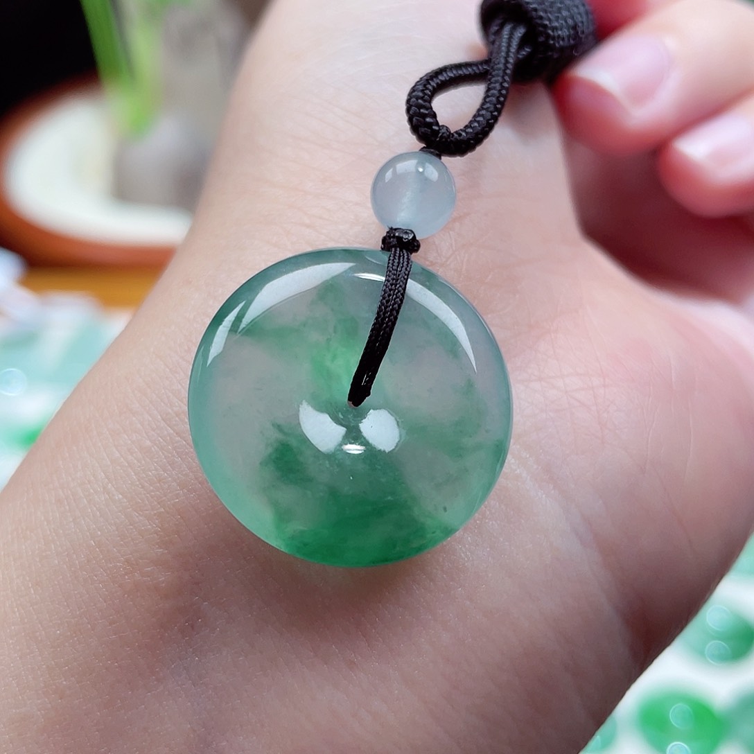 翡翠颈饰未镶嵌平安扣