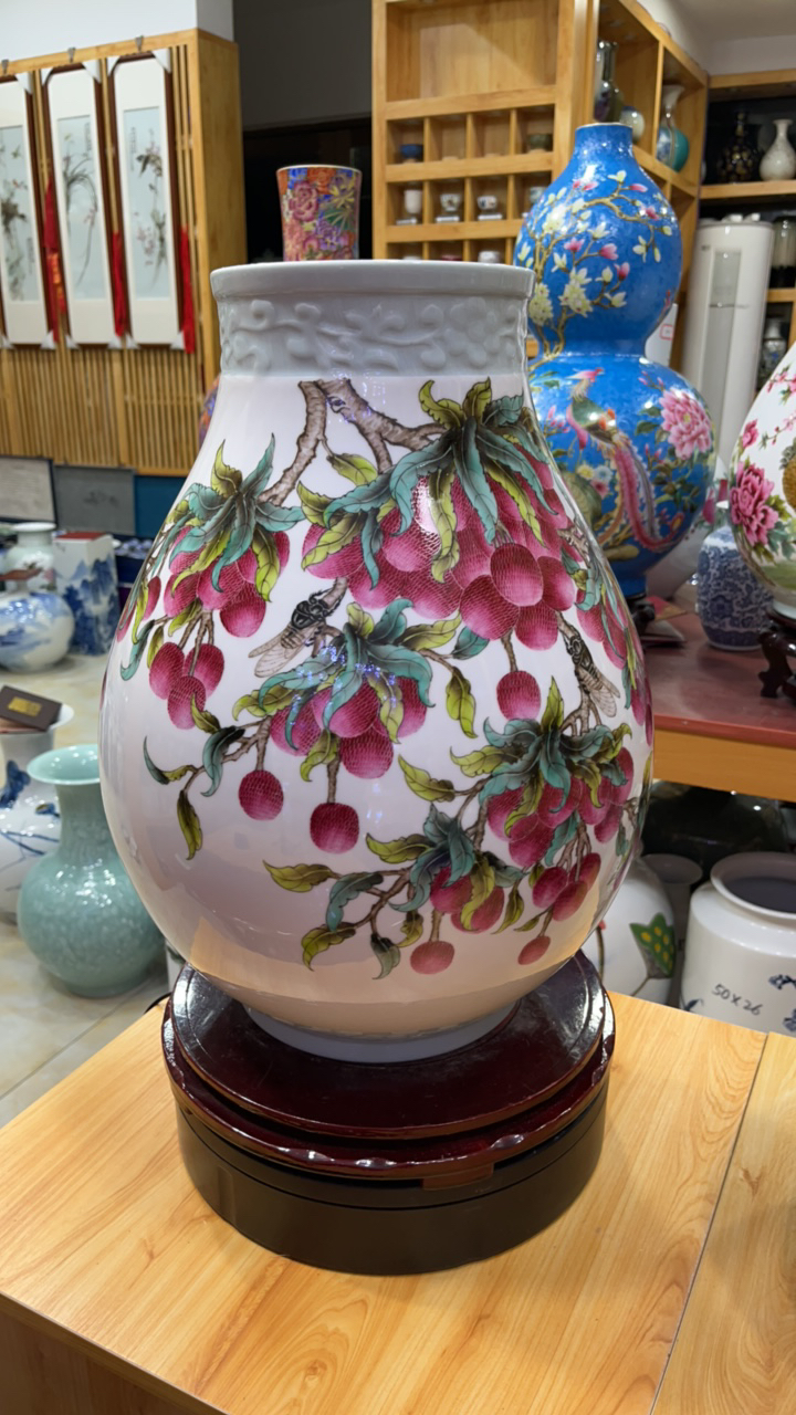 重工手绘荔枝花瓶