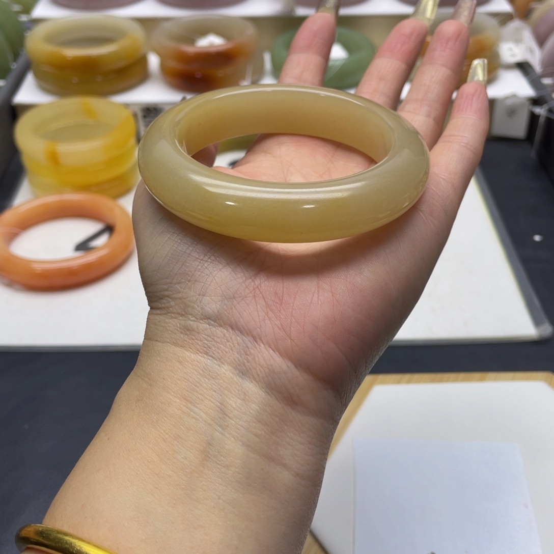 石英质玉手镯未镶嵌红*瑰