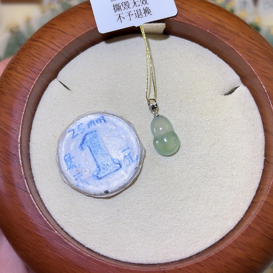 翡翠18K金镶嵌颈饰葫芦