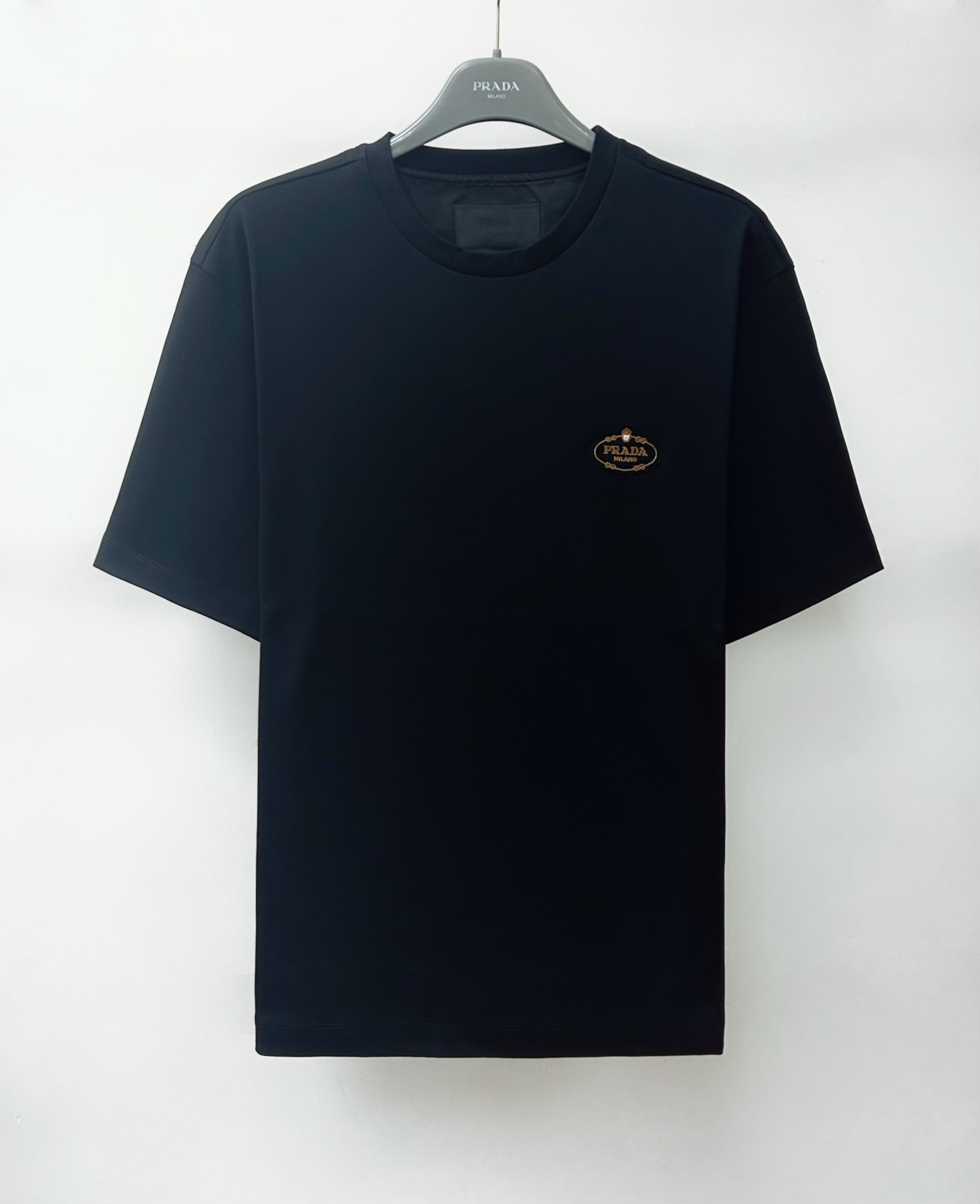 全新未使用 Prada/普拉达 25春夏金色徽章字母刺绣短袖T恤UJN837 