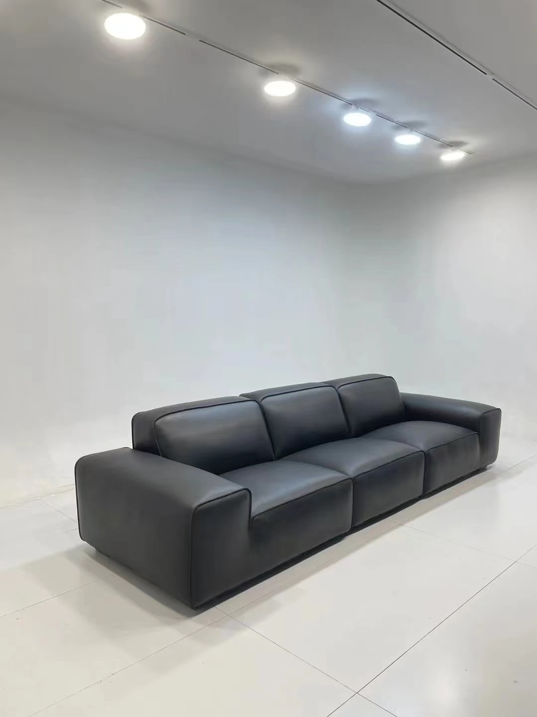 老程臻选家具大黑牛沙发【提供追踪卡溯源码皮行验货】【全皮】