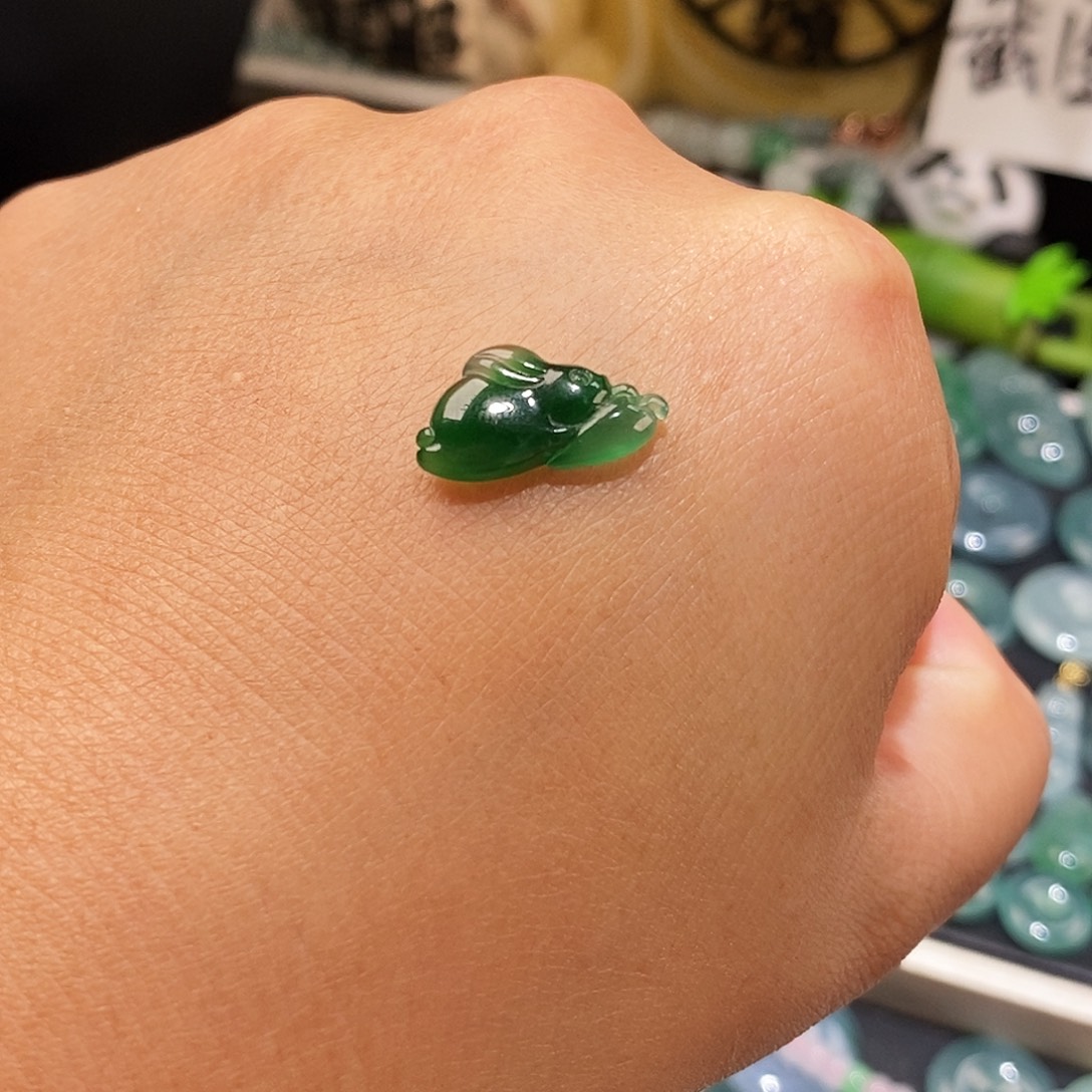 翡翠未镶嵌颈饰兔子