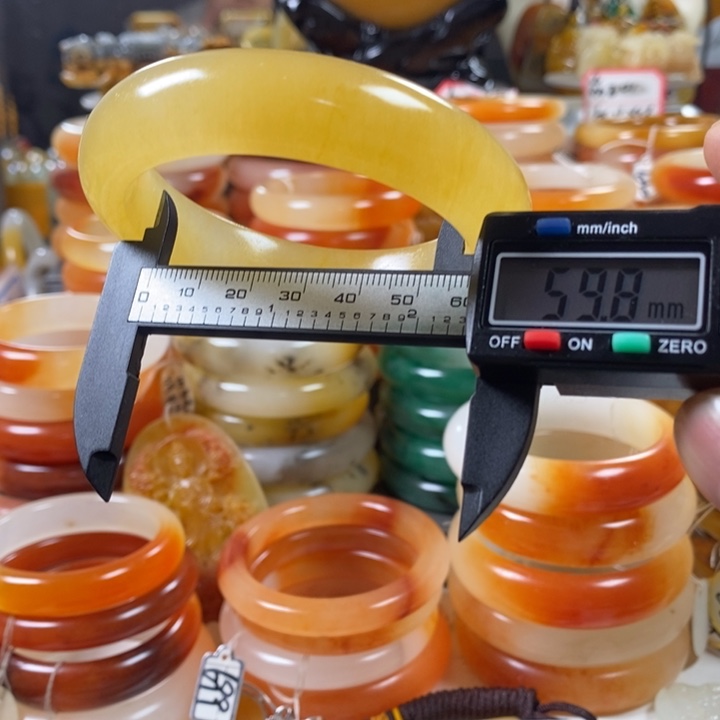 石英质玉（黄龙玉）颈饰合金