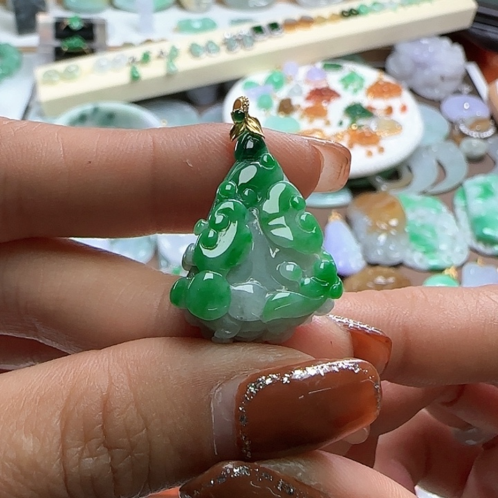 翡翠颈饰未镶嵌辣白菜