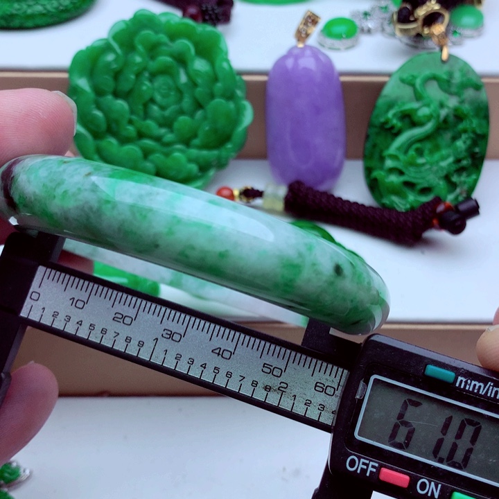 翡翠未镶嵌手镯……