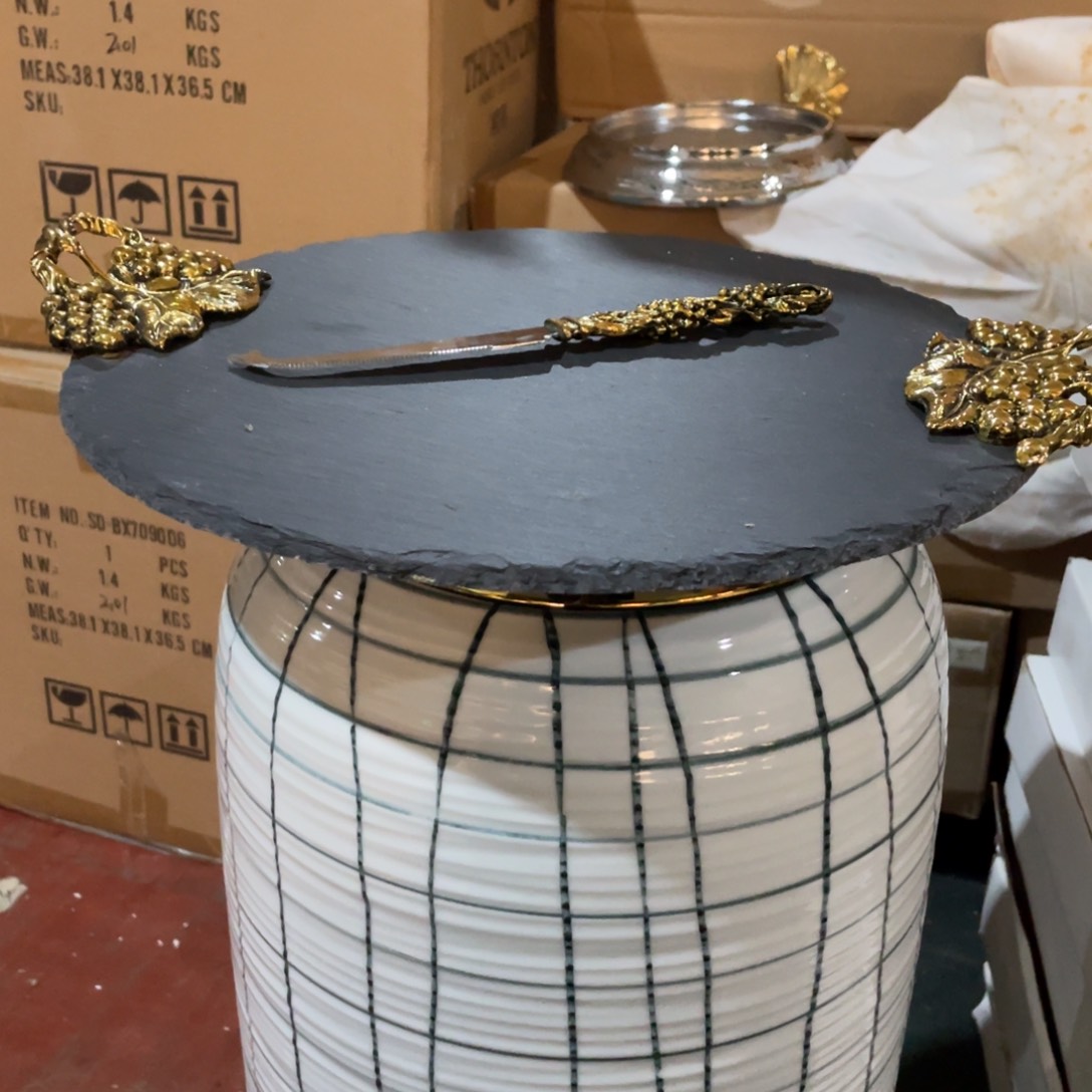 娜*陶瓷花瓶，家居摆件。