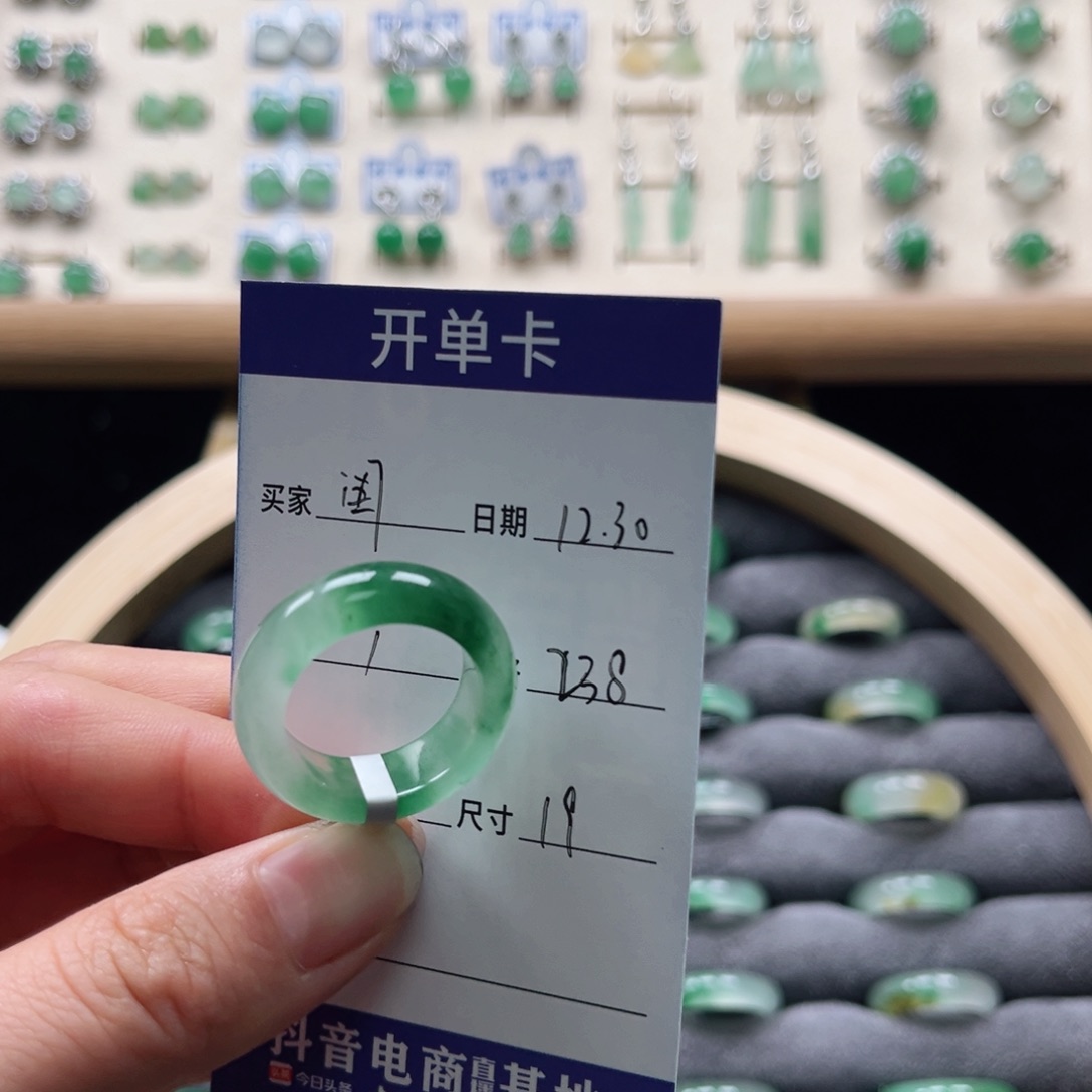 未镶嵌石英质玉戒指闺**橱