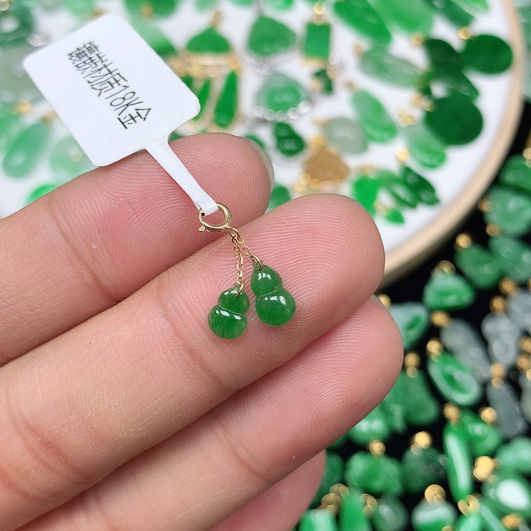 翡翠配石18K金扣 小巧精美满绿小葫芦一对