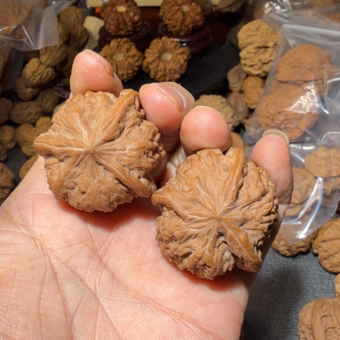 把件文玩核桃哎*玮平谷凹底三棱41