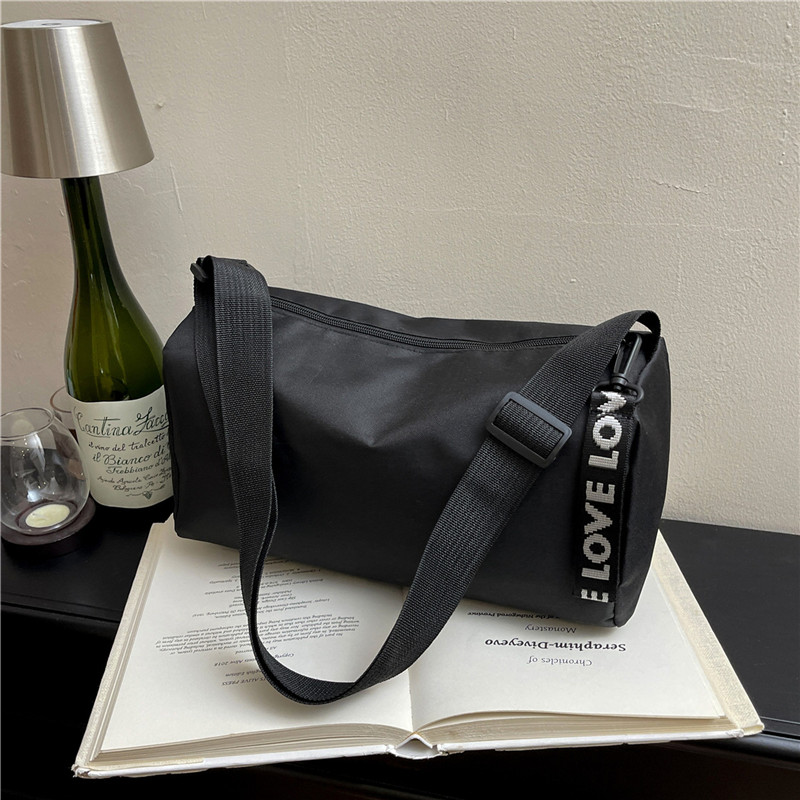 男女同款斜挎圆筒包大容量简约百搭运动防泼水尼龙休闲旅行单肩包