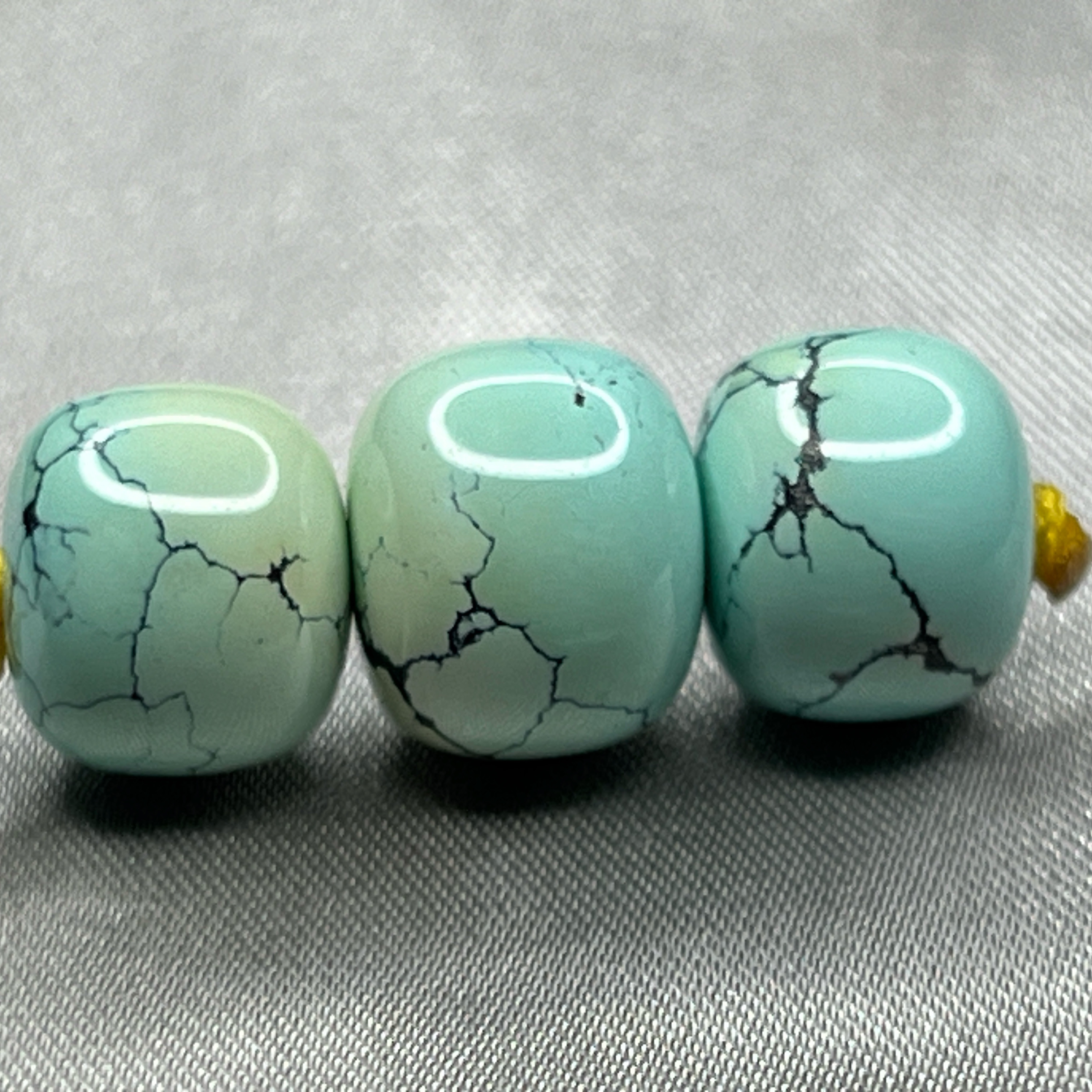 特色三彩绿松老型套装，顶珠10.7mm腰珠10mm重4.22克