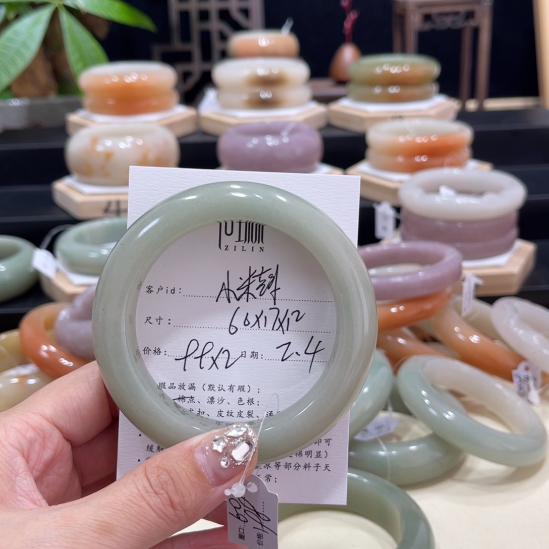 石英质玉手镯未镶嵌小*辣