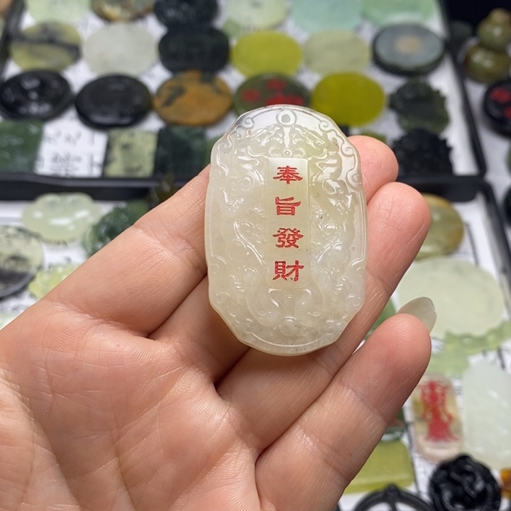 蛇纹石玉颈饰合金