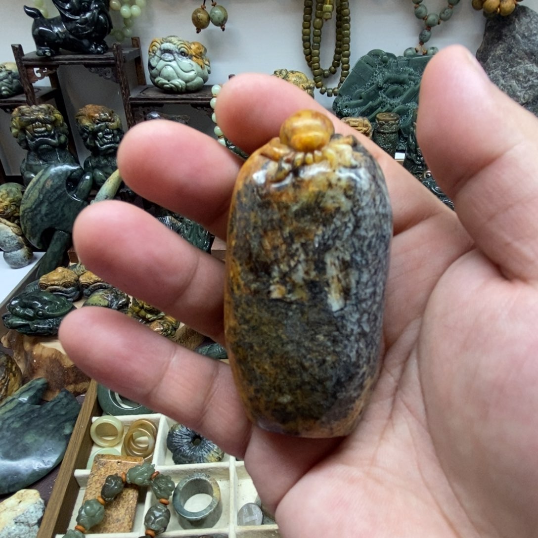 未镶嵌岫岩河磨玉（透闪石质玉）把件