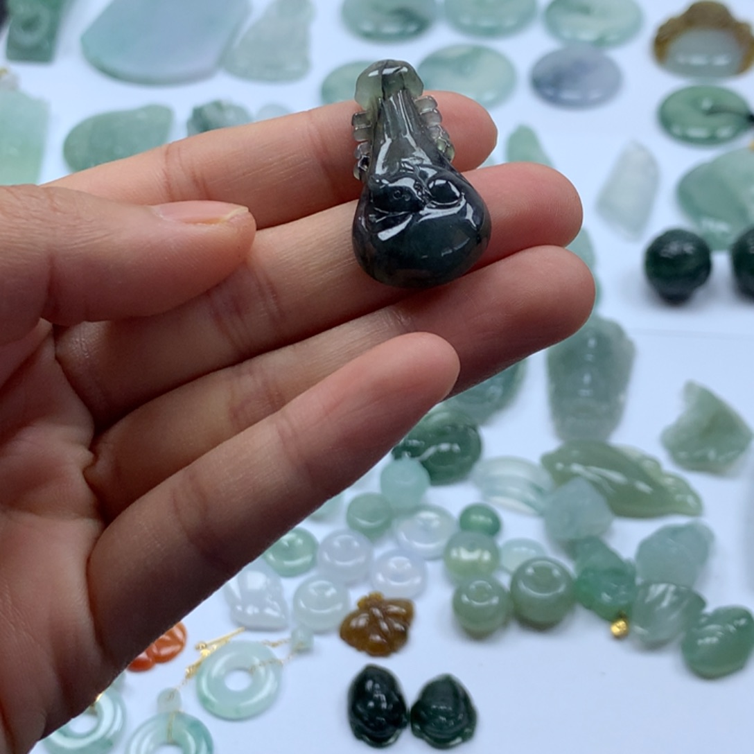 翡翠颈饰未镶嵌琵琶