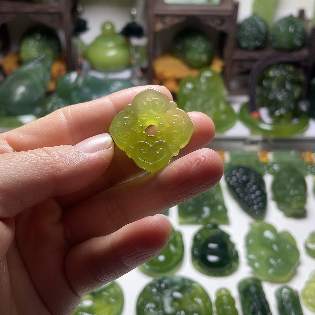 蛇纹石玉未镶嵌颈饰