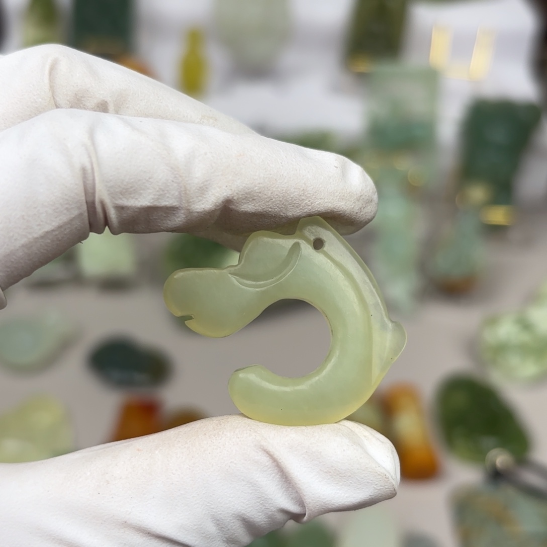 蛇纹石玉颈饰未镶嵌