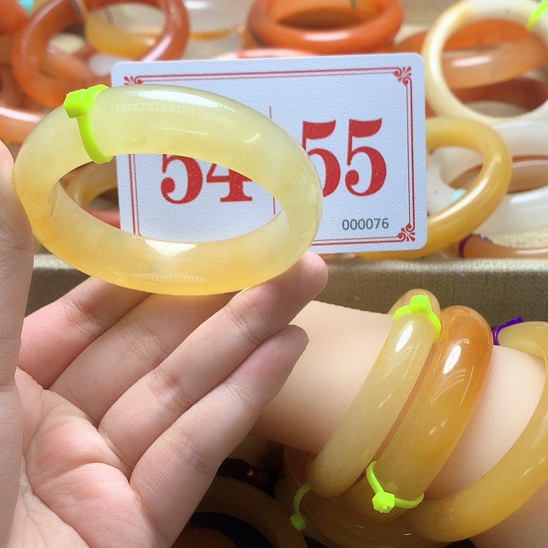 未镶嵌石英质玉（黄龙玉）手镯