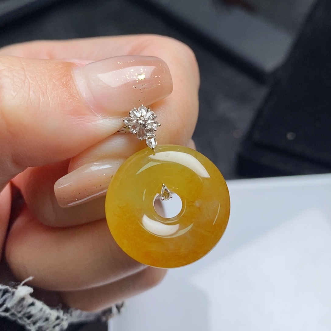 翡翠18K金镶嵌颈饰冰黄翡甜甜圈（22.2/7.0）