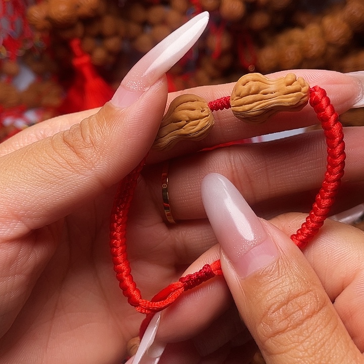 可***眸木质类龙纹桃枭挂件