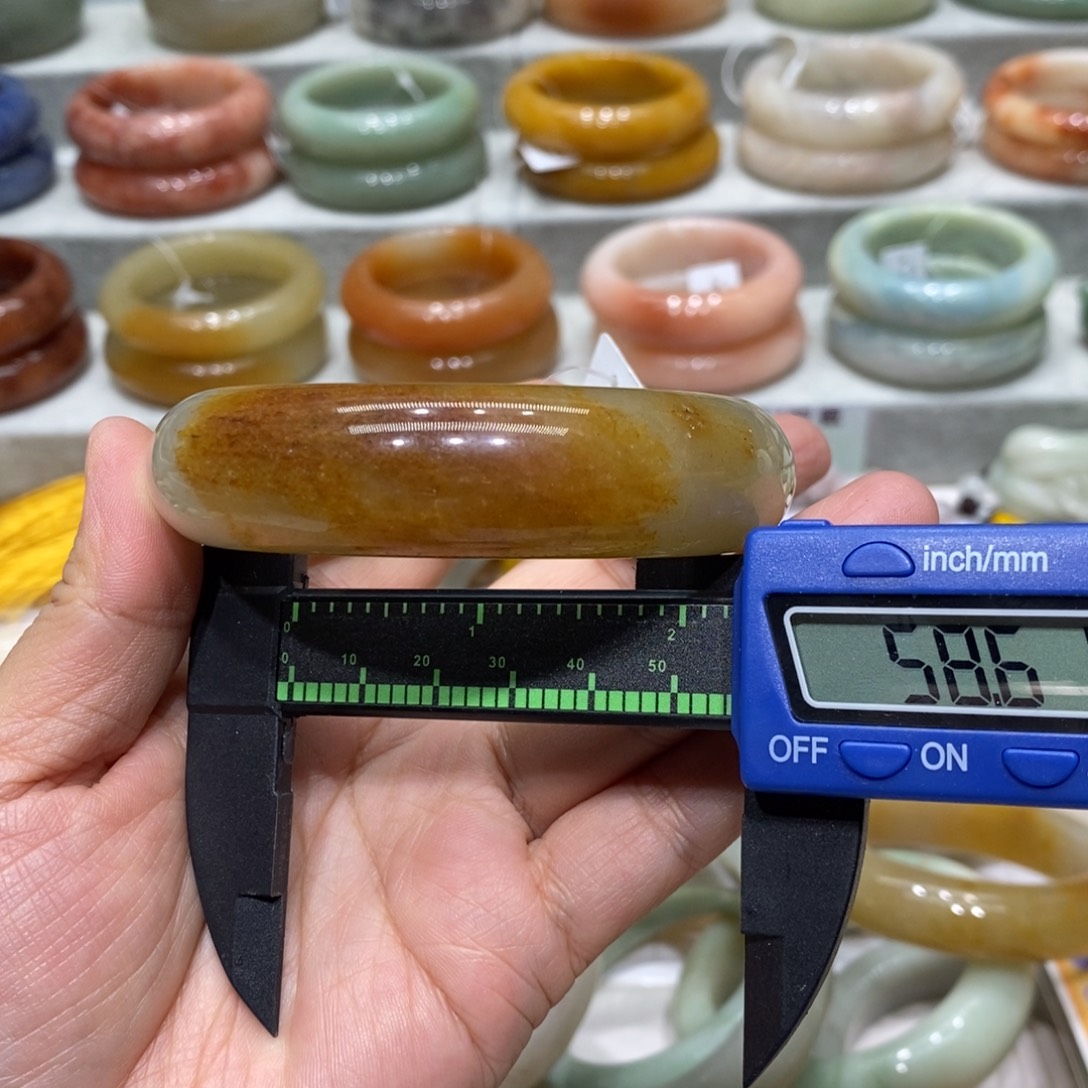 慧***慧石英岩玉未镶嵌手镯