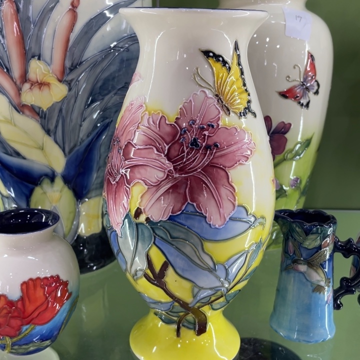 陶陶瓷一个鸢尾花一个