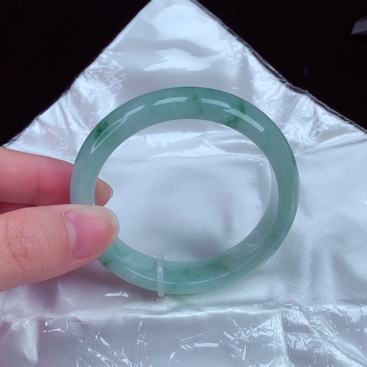 翡翠手镯未镶嵌翡翠