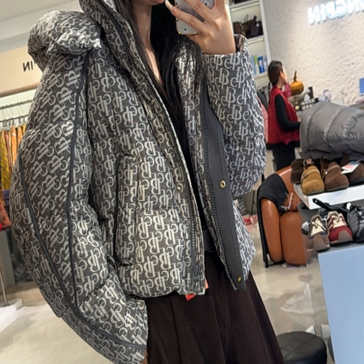 女款短款冬季连帽宽松白鸭绒保暖时尚字母外套