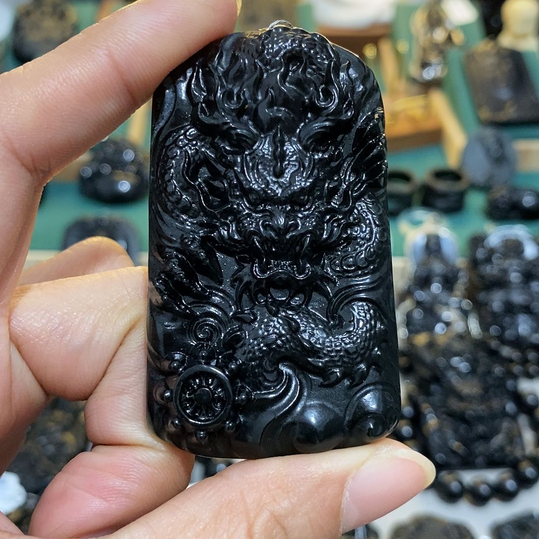 蛇纹石玉颈饰未镶嵌自**上