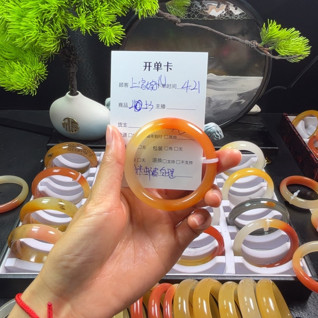 石英质玉手镯未镶嵌上***?